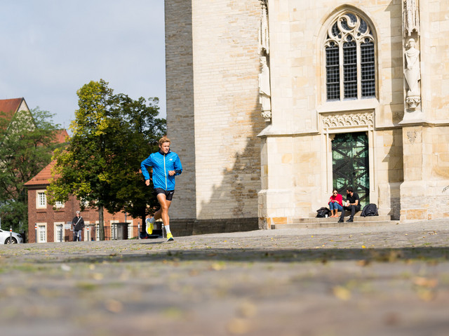 Mann joggt in der Stadt